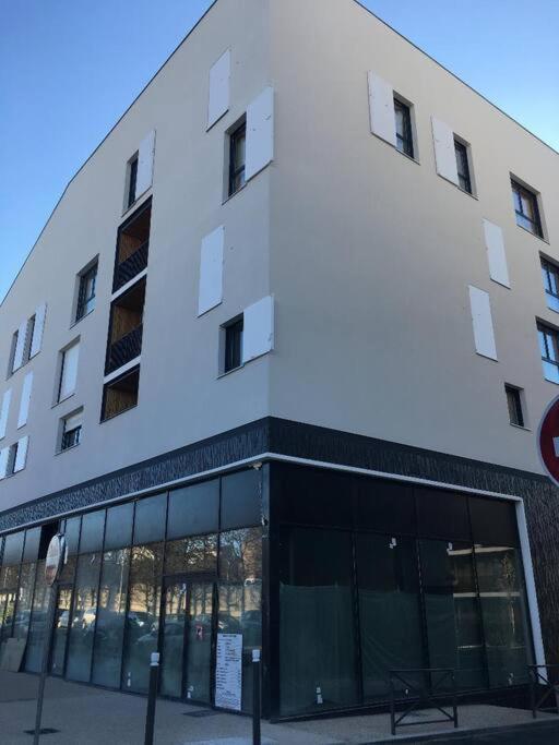 Résidence du Clos de l'Arche Torcy - Appartement de 34 m2, avec coin nuit, coin salon, coin cuisine, et parking privé souterrain - Idéal longs séjours Exterior foto